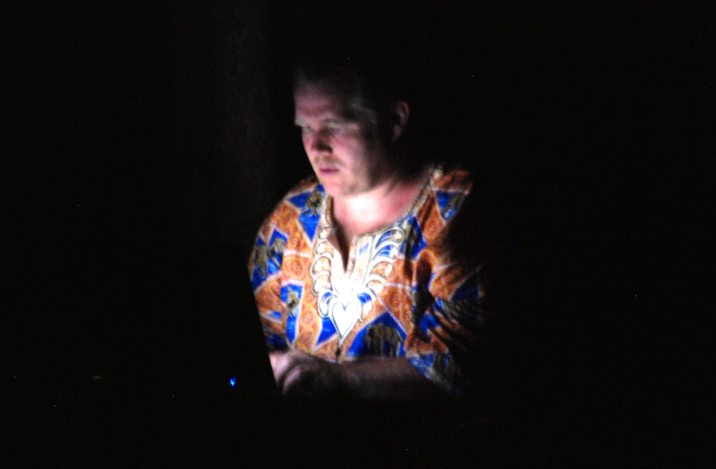 Blogging i stupmørket i Giribe. Det eneste lyset denne natten